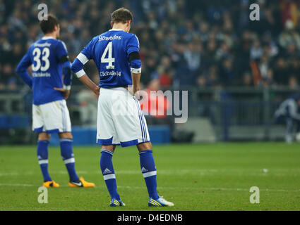 Gelsenkirchen, Deutschland. 12. März 2013. Schalke Roman Neustädter (L) und Benedikt Höwedes (R) Blick niedergeschlagen in der UEFA Champions League Runde von 16 zweite Bein-Fußballspiel zwischen FC Schalke 04 und Galatasaray Istanbul am Stadion Gelsenkirchen, Gelsenkirchen. Foto: Friso Gentsch/Dpa/Alamy Live-Nachrichten. +++(c) Dpa/Alamy Live-Nachrichten. -Bildfunk +++ Stockfoto