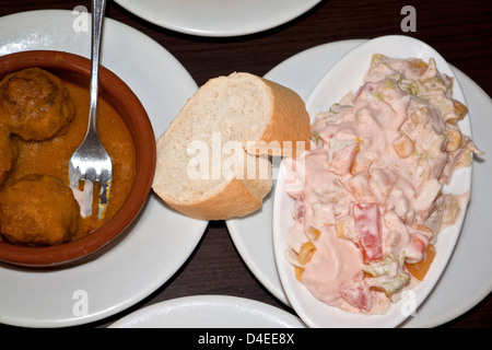 Spanische Tapas.  Gerichte mit Fleischbällchen, Meeresfrüchte-Salat und Brot Stockfoto