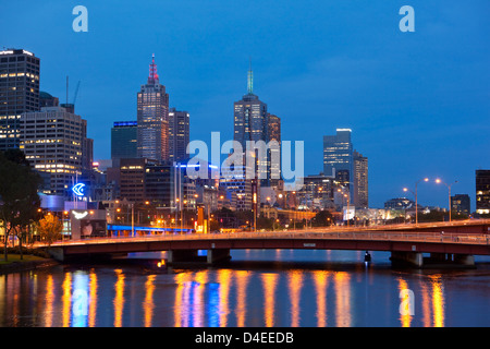 Kings-Brücke über den Yarra River und die Stadt Skyline in der Dämmerung. Melbourne, Victoria, Australien Stockfoto