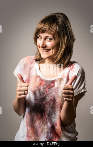 Lachende Mädchen hält die Hand Daumen Stockfoto