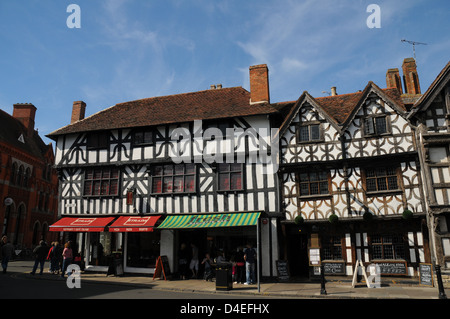 Die traditionellen Tudor-Gebäude von Garrick Inn und andere Shop-Fassaden in Bath. Stockfoto