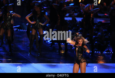 3. Februar 2013 - führt New Orleans, LOUISIANA, Vereinigte Staaten - Beyonce die Halbzeit-Show des Super Bowl 2013 zwischen den Baltimore Ravens und die San Francisco 49ers in New Orleans, Louisiana, USA, 3. Februar 2013. (Kredit-Bild: © Dan Anderson/ZUMAPRESS.com) Stockfoto