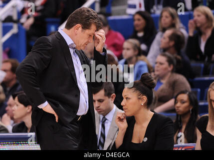 12. März 2013 - Hartford, CT, USA - Dienstag, 12. März 2013: Connecticut Huskies Cheftrainer Geno Auriemma blickt auf von der Seitenlinie in der 1. Jahreshälfte 2013 Big East Womens Turnier Meisterschaft Basketball-Spiel zwischen Connecticut Vs Notre Dame im XL Center in Hartford, CT-Notre-Dame führt um den halben 35-26. Bill Shettle / Cal Sport Media. Stockfoto