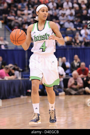 12. März 2013 - guard Hartford, CT, USA - Dienstag, 12. März, 2013:Notre Dame Fighting Irish Skylar Diggins (4) dribbelt sich Gericht im 1. Halbjahr 2013 Big East Womens Turnier Meisterschaft Basketball-Spiel zwischen Connecticut Vs Notre Dame im XL Center in Hartford, CT. Notre Dame um die halbe 35-26 führt. Bill Shettle / Cal Sport Media. Stockfoto