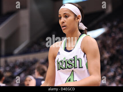 12. März 2013 - Hartford, CT, USA - Dienstag, 12. März 2013: Notre Dame Fighting Irish guard Skylar Diggins (4) blickt auf eine im 1. Halbjahr 2013 Big East Womens Turnier Meisterschaft Basketball-Spiel zwischen Connecticut Vs Notre Dame im XL Center in Hartford, CT. Notre Dame um die halbe 35-26 führt. Bill Shettle / Cal Sport Media. Stockfoto