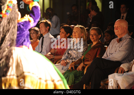 Assistant Secretary Blake, Außenministerin Clinton, Leela Samson und Botschafter Burleigh genießen die Bharat Natyam Leistung Stockfoto