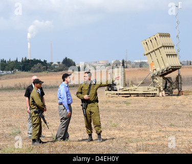 Am Dienstag, den 9. August 2011 reiste Botschafter Daniel B. Shapiro in den Süden Israels, um die Eiserne Kuppel zu besichtigen. Er wurde von Kapitän Elad Tzinman, dem Kommandanten der israelischen Luftwaffe, und Oberst Tzvika Chaimovitch, dem Kommandeur der 167 Flügel der israelischen Luftwaffe, gehostet. Botschafter Shapiro erhielt einen kurzen Einbrief über das Iron Dome System und besichtigte das Command Center. In einer Presseerklärung nach der Reise bekräftigte Botschafter Shapiro, dass die Vereinigten Staaten sich für Israels Sicherheit einsetzen. Stockfoto