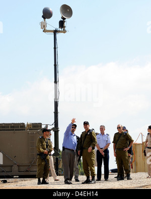 Am Dienstag, den 9. August 2011 reiste Botschafter Daniel B. Shapiro in den Süden Israels, um die Eiserne Kuppel zu besichtigen. Er wurde von Kapitän Elad Tzinman, dem Kommandanten der israelischen Luftwaffe, und Oberst Tzvika Chaimovitch, dem Kommandeur der 167 Flügel der israelischen Luftwaffe, gehostet. Botschafter Shapiro erhielt einen kurzen Einbrief über das Iron Dome System und besichtigte das Command Center. In einer Presseerklärung nach der Reise bekräftigte Botschafter Shapiro, dass die Vereinigten Staaten sich für Israels Sicherheit einsetzen. Stockfoto