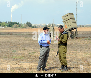 Am Dienstag, den 9. August 2011 reiste Botschafter Daniel B. Shapiro in den Süden Israels, um die Eiserne Kuppel zu besichtigen. Er wurde von Kapitän Elad Tzinman, dem Kommandanten der israelischen Luftwaffe, und Oberst Tzvika Chaimovitch, dem Kommandeur der 167 Flügel der israelischen Luftwaffe, gehostet. Botschafter Shapiro erhielt einen kurzen Einbrief über das Iron Dome System und besichtigte das Command Center. In einer Presseerklärung nach der Reise bekräftigte Botschafter Shapiro, dass die Vereinigten Staaten sich für Israels Sicherheit einsetzen. Stockfoto