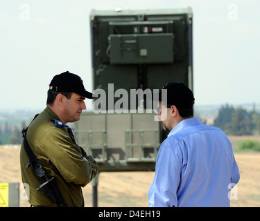 Am Dienstag, den 9. August 2011 reiste Botschafter Daniel B. Shapiro in den Süden Israels, um die Eiserne Kuppel zu besichtigen. Er wurde von Kapitän Elad Tzinman, dem Kommandanten der israelischen Luftwaffe, und Oberst Tzvika Chaimovitch, dem Kommandeur der 167 Flügel der israelischen Luftwaffe, gehostet. Botschafter Shapiro erhielt einen kurzen Einbrief über das Iron Dome System und besichtigte das Command Center. In einer Presseerklärung nach der Reise bekräftigte Botschafter Shapiro, dass die Vereinigten Staaten sich für Israels Sicherheit einsetzen. Stockfoto