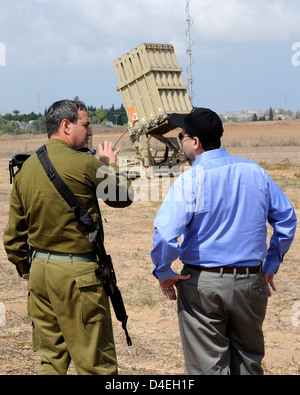 Am Dienstag, den 9. August 2011 reiste Botschafter Daniel B. Shapiro in den Süden Israels, um die Eiserne Kuppel zu besichtigen. Er wurde von Kapitän Elad Tzinman, dem Kommandanten der israelischen Luftwaffe, und Oberst Tzvika Chaimovitch, dem Kommandeur der 167 Flügel der israelischen Luftwaffe, gehostet. Botschafter Shapiro erhielt einen kurzen Einbrief über das Iron Dome System und besichtigte das Command Center. In einer Presseerklärung nach der Reise bekräftigte Botschafter Shapiro, dass die Vereinigten Staaten sich für Israels Sicherheit einsetzen. Stockfoto