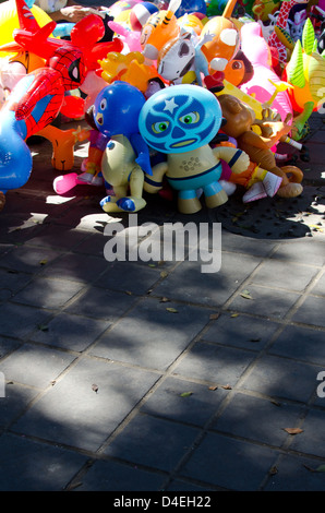 Aufblasbare Spielzeuge für den Verkauf in den Zócalo, Oaxaca, Mexiko. Stockfoto