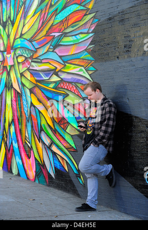 Mann stand vor Wandmalerei, Haight-Ashbury San Francisco CA Stockfoto