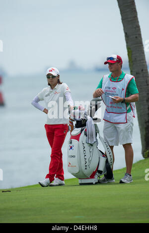 Na Yeon Choi (KOR), 3. März 2013 - Golf: Na Yeon Choi von Südkorea mit ihrem Caddie bei der Endrunde der die HSBC Women es Champions golf Turnier im Sentosa Golf Club in Singapur. (Foto von Haruhiko Otsuka/AFLO) Stockfoto