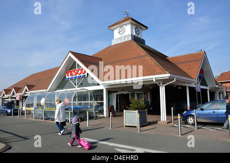 Tesco-Supermarkt, High Street, Feltham, London Borough of Hounslow, Greater London, England, Vereinigtes Königreich Stockfoto