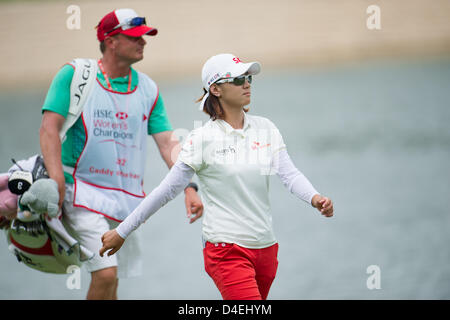 Na Yeon Choi (KOR), 3. März 2013 - Golf: Na Yeon Choi von Südkorea mit seinem Caddie bei der Endrunde der Champions die HSBC Women golf Turnier im Sentosa Golf Club in Singapur. (Foto von Haruhiko Otsuka/AFLO) Stockfoto