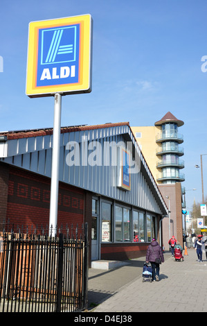 Aldi Supermarkt, High Street, Feltham, London Borough of Hounslow, Greater London, England, Vereinigtes Königreich Stockfoto