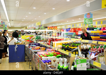 Innere des Aldi Supermarkt, High Street, Feltham, London Borough of Hounslow, Greater London, England, Vereinigtes Königreich Stockfoto