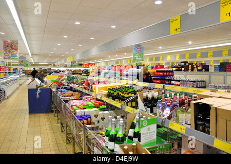 Innere des Aldi Supermarkt, High Street, Feltham, London Borough of Hounslow, Greater London, England, Vereinigtes Königreich Stockfoto