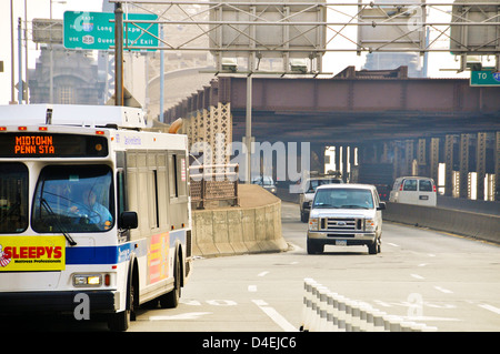 Q32 Bus, Feierabendverkehr auf der Ed Koch Queensboro 59th Street Bridge, Midtown Manhattan, New York City, USA Stockfoto