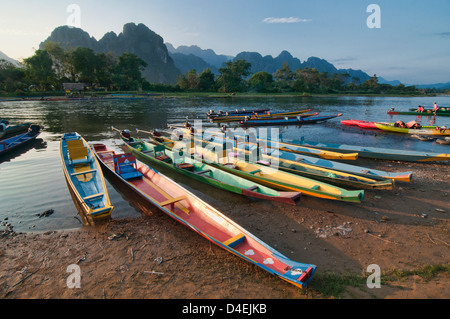 Boote am Nam Song River in Vang Vieng, Laos Stockfoto