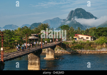 Brücke über den Nam Song River in Vang Vieng, Laos Stockfoto