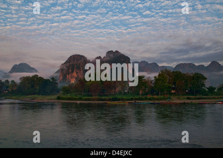 Blick auf die Berge entlang des Nam Song Flusses in Vang Vieng, Laos Stockfoto