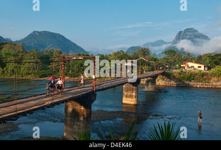 Brücke über den Nam Song River in Vang Vieng, Laos Stockfoto