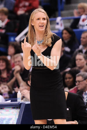 12. März 2013 - Hartford, CT, USA - Dienstag, 12. März 2013: Co-Trainer Shea Ralph blickt auf von der Seitenlinie in der 2., die Jahreshälfte 2013 Big East Womens Turnier Meisterschaft Basketball-Spiel zwischen Connecticut Vs Notre Dame im XL Center in Hartford, CT-Notre-Dame von Connecticut, in einem anderen schließen einen 61-59 Quietschen. Bill Shettle / Cal Sport Media. Stockfoto