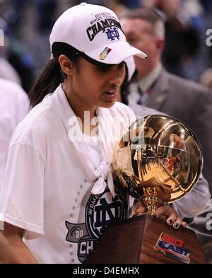 12. März 2013 - Hartford, CT, USA - Dienstag, 12. März 2013: Notre Dame Fighting Irish Guard Skylar Diggins (4) hält die Team-Trophy für die 2013 Big East Womens Turnier Meisterschaft zwischen Connecticut Vs Notre Dame im XL Center in Hartford, CT. Notre Dame Quietschen von Connecticut, in einem anderen schließen Sie eine 61-59. Bill Shettle / Cal Sport Media. Stockfoto