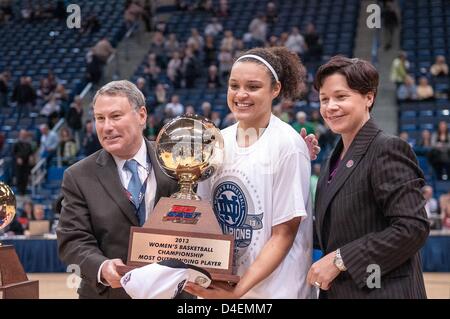 12. März 2013 - Hartford, CT, USA - Dienstag, 12. März 2013: nach dem Gewinn der 2013 Big East Womens Turnier Meisterschaft Basketball-Spiel zwischen Connecticut Vs Notre Dame im XL Center in Hartford, CT. Notre Dame Quietschen von Connecticut, in einem anderen schließen einen 61-59. Bill Shettle / Cal Sport Media. Stockfoto