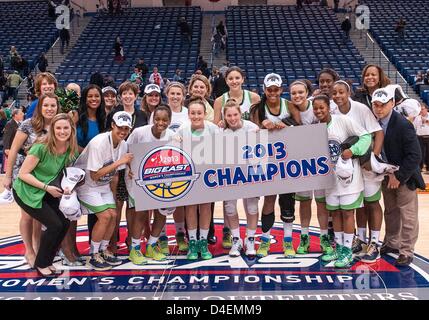 12. März 2013 - Hartford, CT, USA - Dienstag, 12. März 2013: Notre-Dame-Spieler posieren für ein Foto nach den Turniersieg 2013 Big East Womens Basketball Meisterschaftsspiel zwischen Connecticut Vs Notre Dame im XL Center in Hartford, CT. Notre Dame Quietschen von Connecticut, in einem anderen schließen einen 61-59. Bill Shettle / Cal Sport Media. Stockfoto