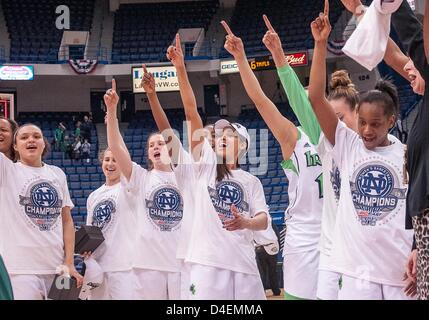 12. März 2013 - Hartford, CT, USA - Dienstag, 12. März 2013: Notre Dame Spieler jubeln auf für alte Notre Dame nach den Turniersieg 2013 Big East Womens Basketball Meisterschaftsspiel zwischen Connecticut Vs Notre Dame im XL Center in Hartford, CT. Notre Dame Quietschen von Connecticut, in einem anderen schließen einen 61-59. Bill Shettle / Cal Sport Media. Stockfoto