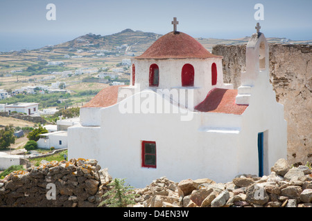 Rote Kuppelkirche auf einem Hügel mit Blick auf das ländliche Mykonos auf den griechischen Inseln Stockfoto