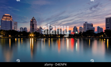 Lumpini Park in der Dämmerung | Bangkok Stockfoto