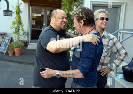 Johnny Hallyday begrüßt die Mitglieder der Band Abe Laboriel Jr. und Bryan Ray McCartneys außerhalb seiner Proberaum im Zentrum St. Stockfoto