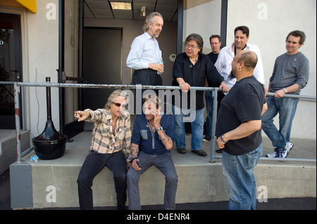 Johnny Hallyday begrüßt die Mitglieder der Band Abe Laboriel Jr. und Bryan Ray McCartneys außerhalb seiner Rehearsal Studios in Burbank Stockfoto