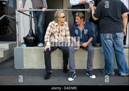 Johnny Hallyday grüßt Mitglied McCartneys Band, Gitarrist Bryan Ray außerhalb seiner Rehearsal Studios in Burbank, CA Stockfoto