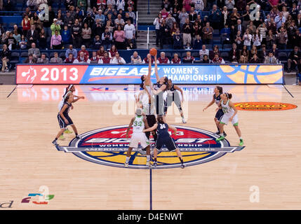 12. März 2013 - Hartford, CT, USA - Dienstag, 12. März 2013: Notre-Dame und Connecticut Tipp für 2013 Big East Womens Turnier Meisterschaft Basketball-Spiel im XL Center in Hartford, CT. Bill Shettle / Cal Sport Media. Stockfoto