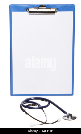 Leere medizinische Zwischenablage mit Stethoskop auf weißem Hintergrund Stockfoto