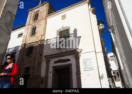 Junge Frau mit Sonnenbrille auf einer typischen Whiwashed Straße in Ugijar, einem Dorf in Las Alpujarras. Provinz Granada, Spanien Stockfoto
