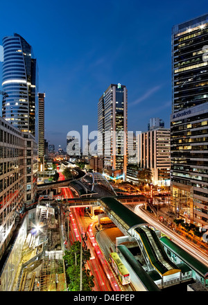 Blaue Stunde an Kreuzung Sathorn Road, Bangkok Stockfoto