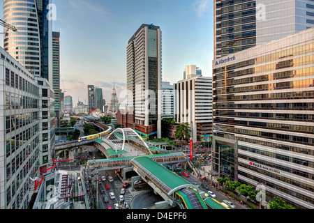 Blaue Stunde an Kreuzung Sathorn Road, Bangkok Stockfoto