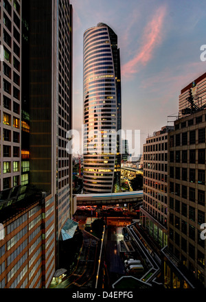 Blaue Stunde an Kreuzung Sathorn Road, Bangkok Stockfoto