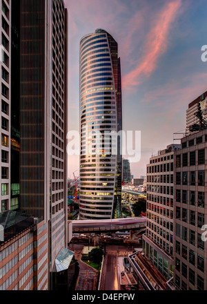 Blaue Stunde an Kreuzung Sathorn Road, Bangkok Stockfoto