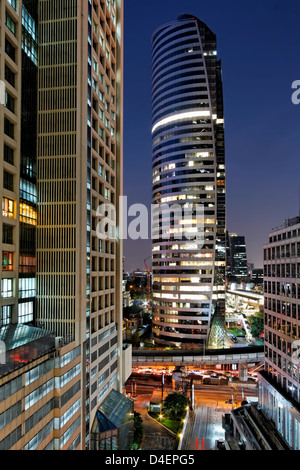 Blaue Stunde an Kreuzung Sathorn Road, Bangkok Stockfoto