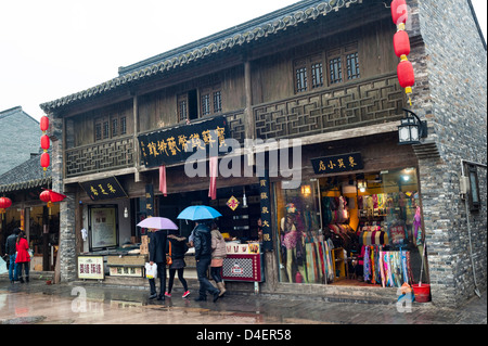 Einkaufsstraße von Yangzhou regnet, China Stockfoto