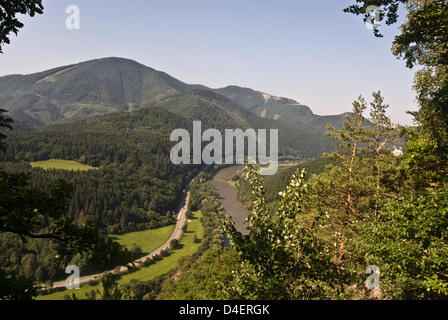 Domasinsky Mäander des Flusses Vah mit Straßen, Wiesen, Wald ana Hügel von Lucanska Mala Fatra Gebirge aus starhrad Ruinen Burg in der Slowakei Stockfoto