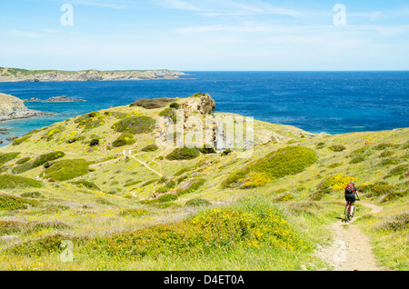 Mountainbiker auf dem Cami de Cavalls Küstenpfad auf Menorca auf den Balearen, Spanien Stockfoto