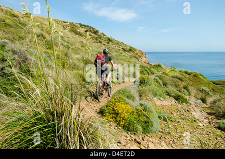 Mountainbiker auf dem Cami de Cavalls Küstenpfad auf Menorca auf den Balearen, Spanien Stockfoto